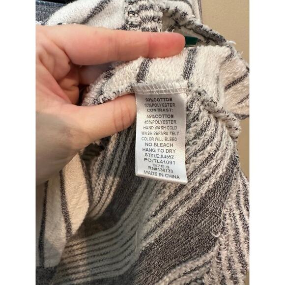 Umgee Striped Long Sleeve V-Neck Button Front Light Weight Top Scoop Hem Small - Picture 4 of 5